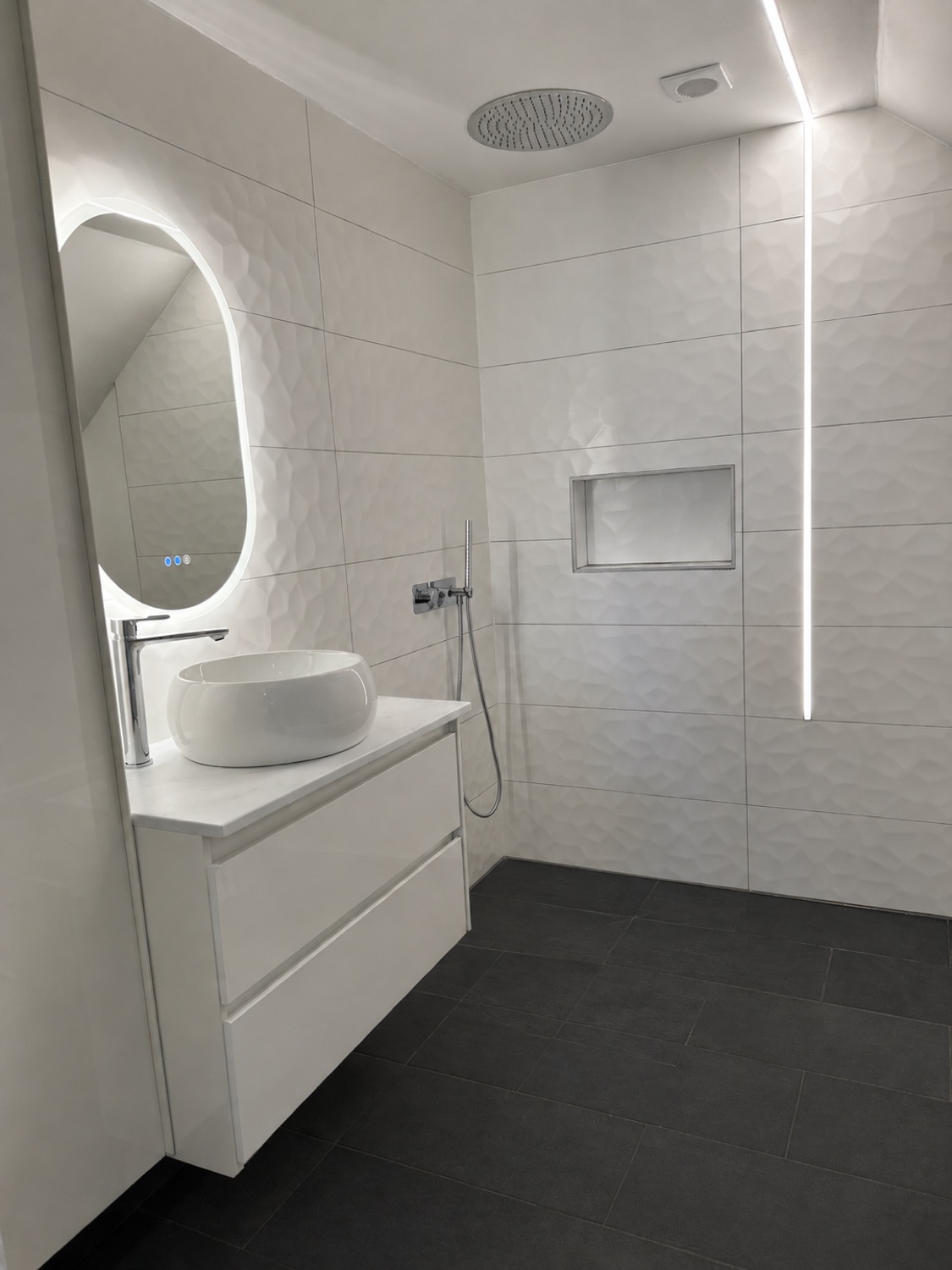 Salle de bain avec faïence blanche en relief, douche à l'italienne, sol en carrelage anthracite et meuble vasque