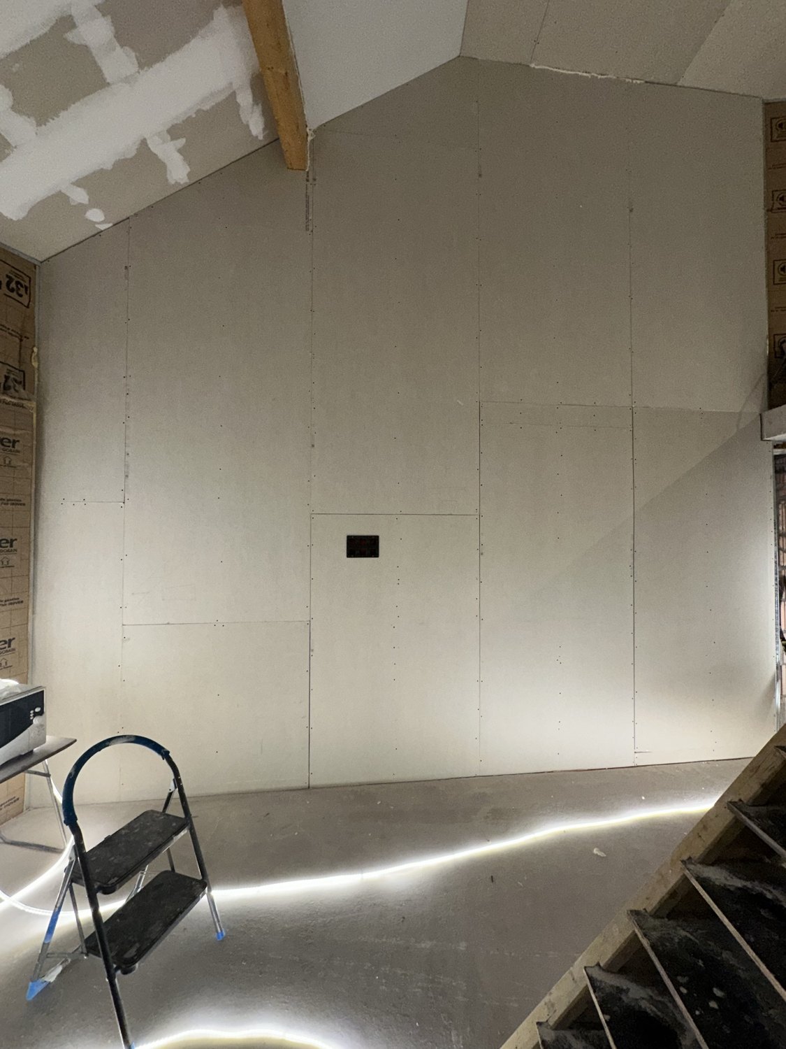 Pose de plaques de plâtre : cloison sèche prête à enduire